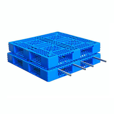 Stackable plastic pallet