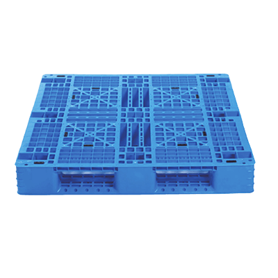 Stackable plastic pallets